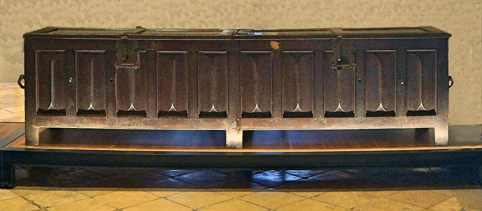 Beaune Hôtel-Dieu.- Coffre à vêtements n° 50