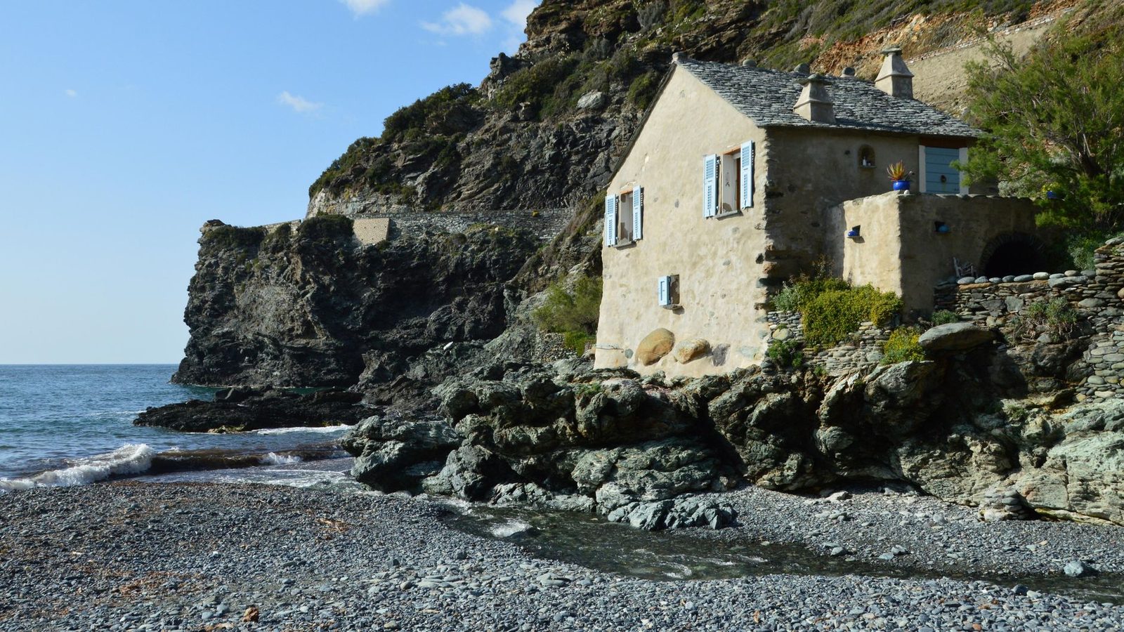 A rustic cottage by the sea in Olmeta-di-Capocorso, Corse, France, with stunning coastal views.