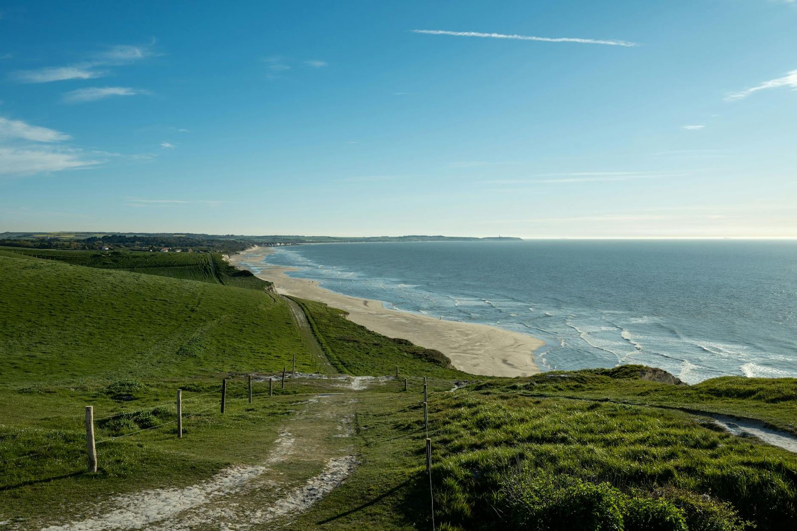 Beautiful view of cliffs and beach in Escalles, Hauts-de-France, showcasing lush greenery and the ocean.