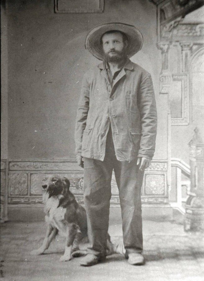 Un aïeul Groh photographié avec son chien