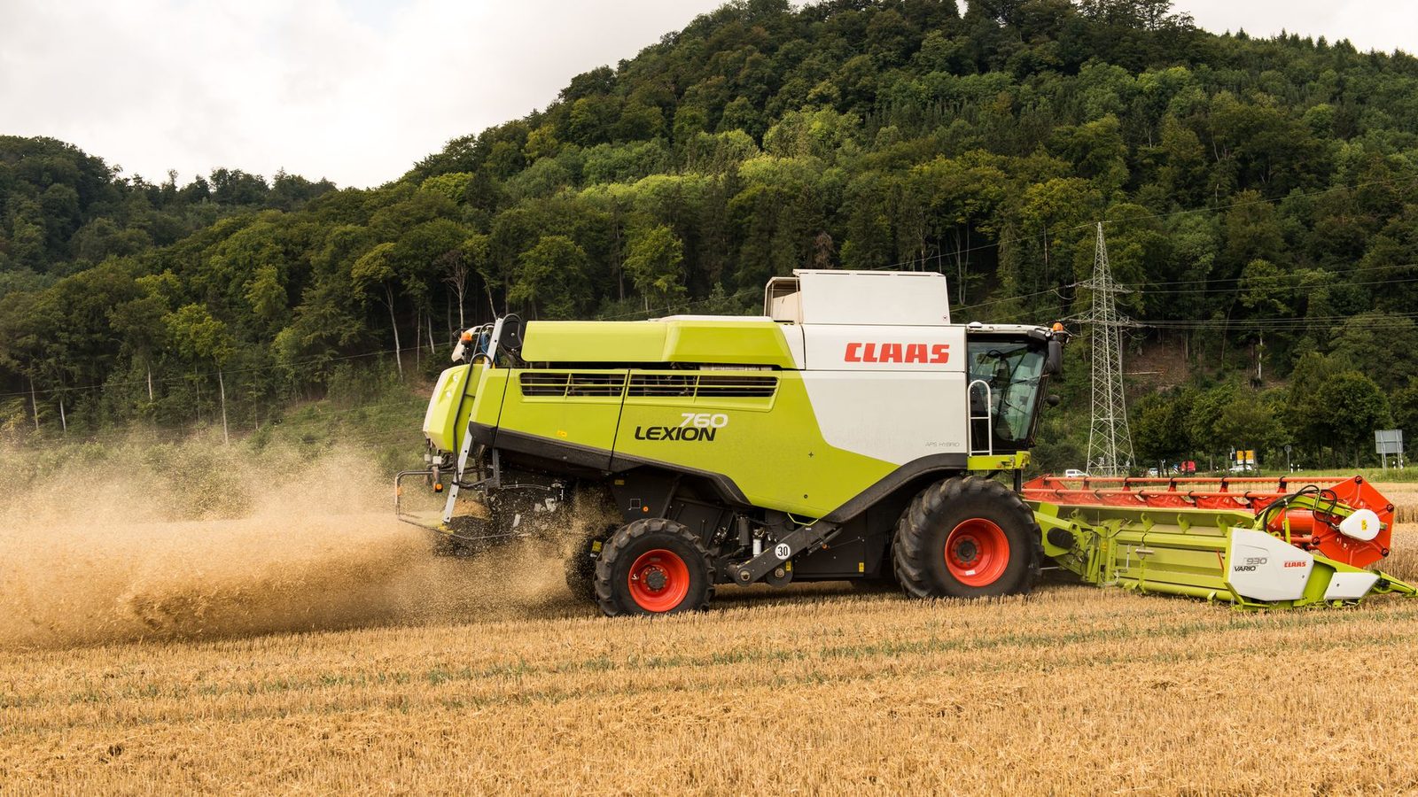A CLAAS LEXION 760 harvesting wheat in Höxter, showcasing agricultural machinery.