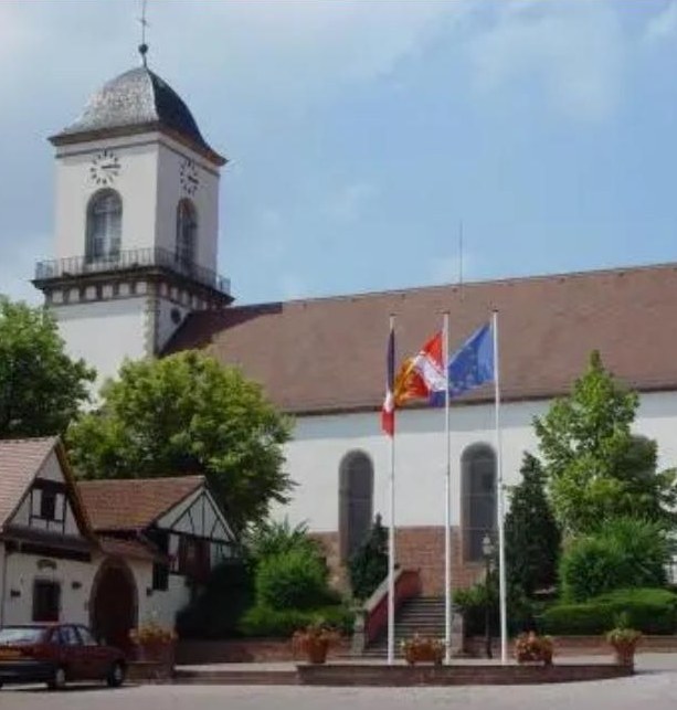 L'église Sainte-Richarde et la mairie de Marlenheim
