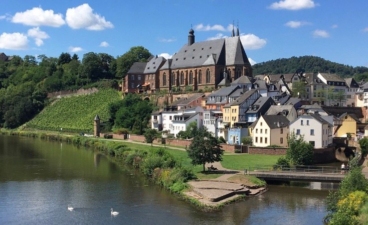 La vallée de la Moselle — vignobles et bourg au bord de l'eau