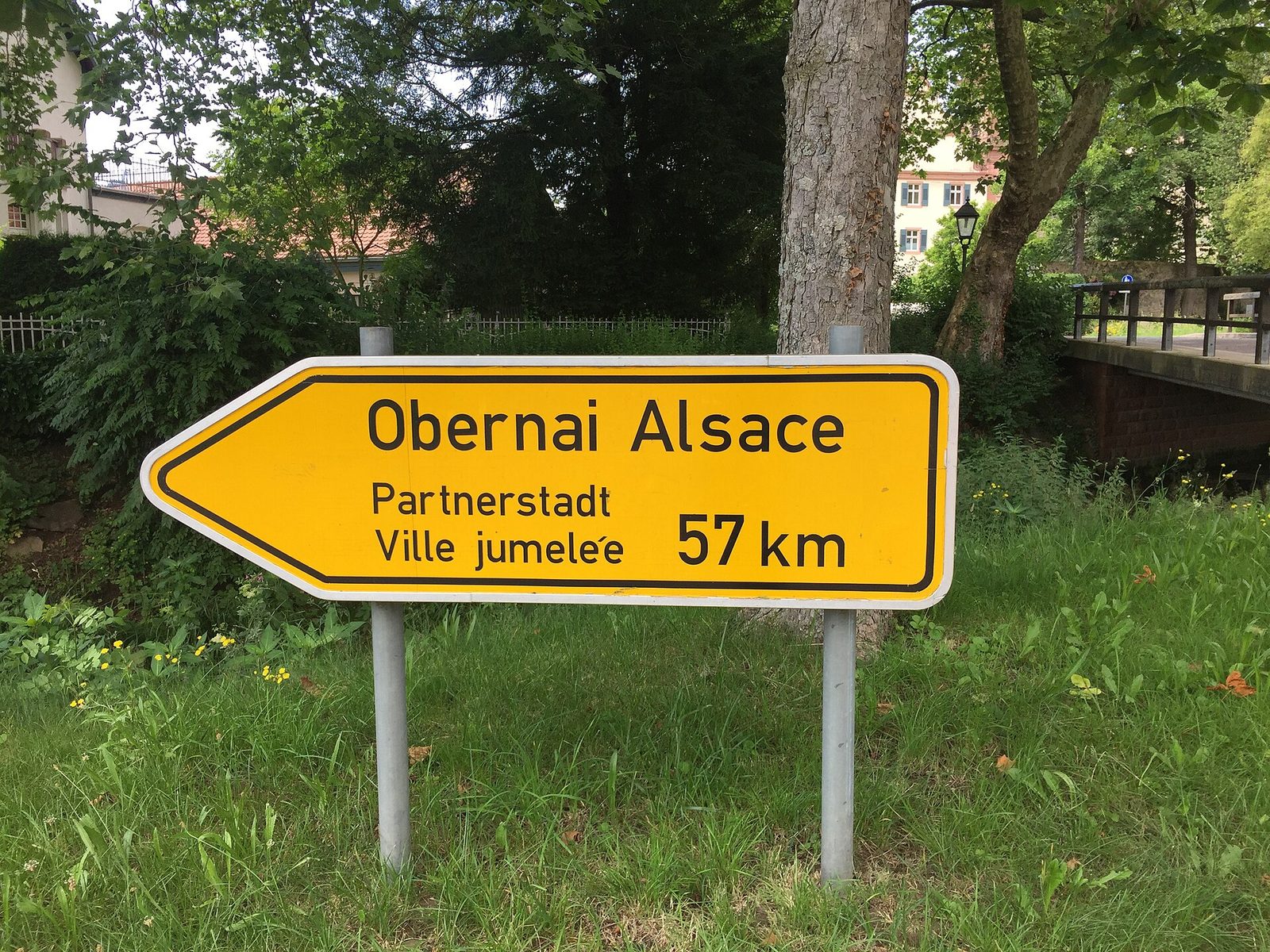 Gengenbach (Allemagne) - Panneau de signalisation commémorant le jumelage avec Obernai à l'entrée du parc Schneckenmatt