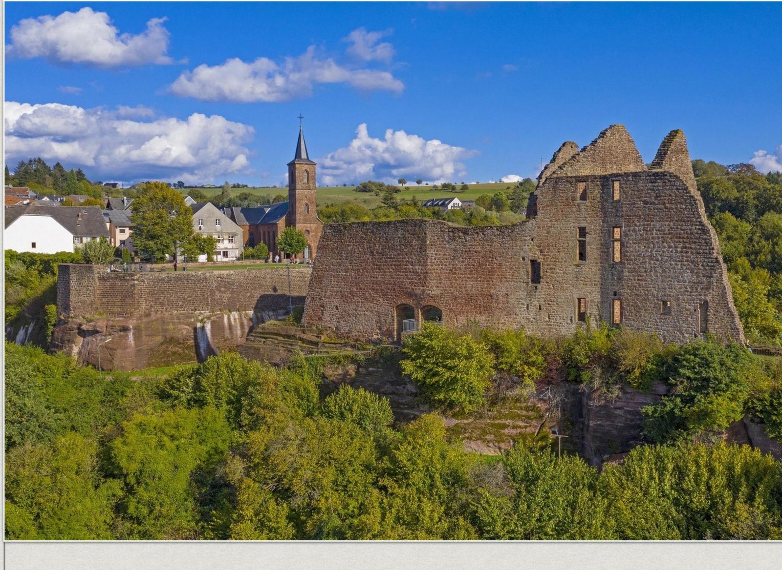 Les ruines du château de Freudenburg au-dessus du village