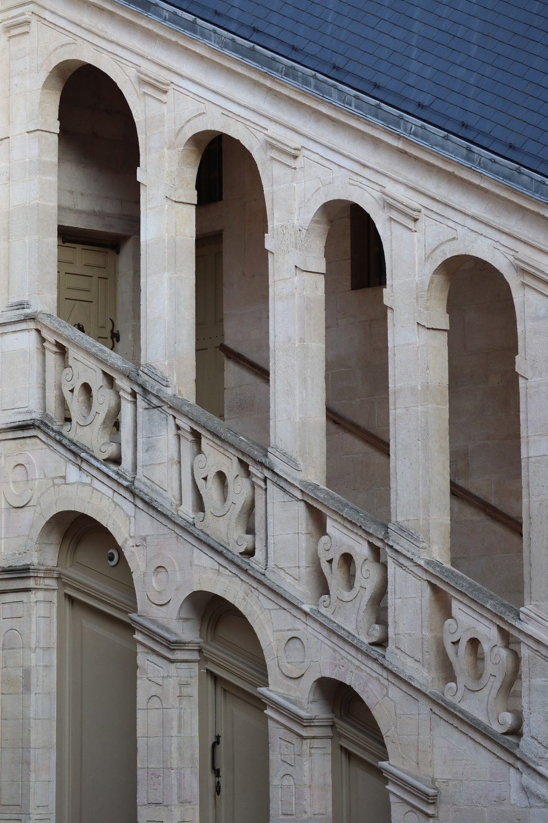 Dijon (21) Palais des Ducs de Bourgogne - Cour de Bar - 01