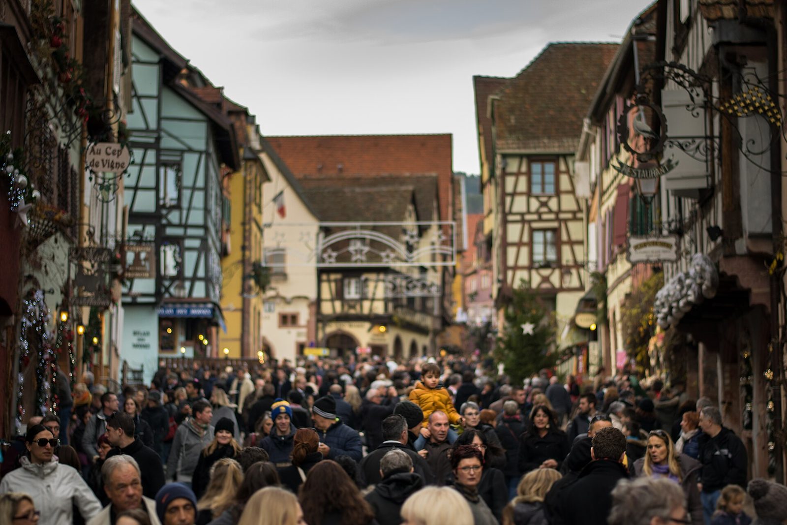 2015-12 Christmas market Riquewihr 01