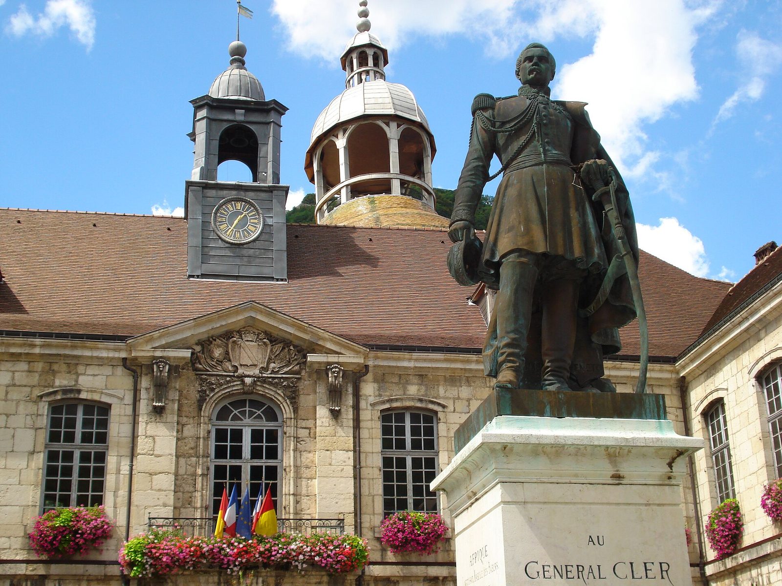 Salins-les-bains-statue