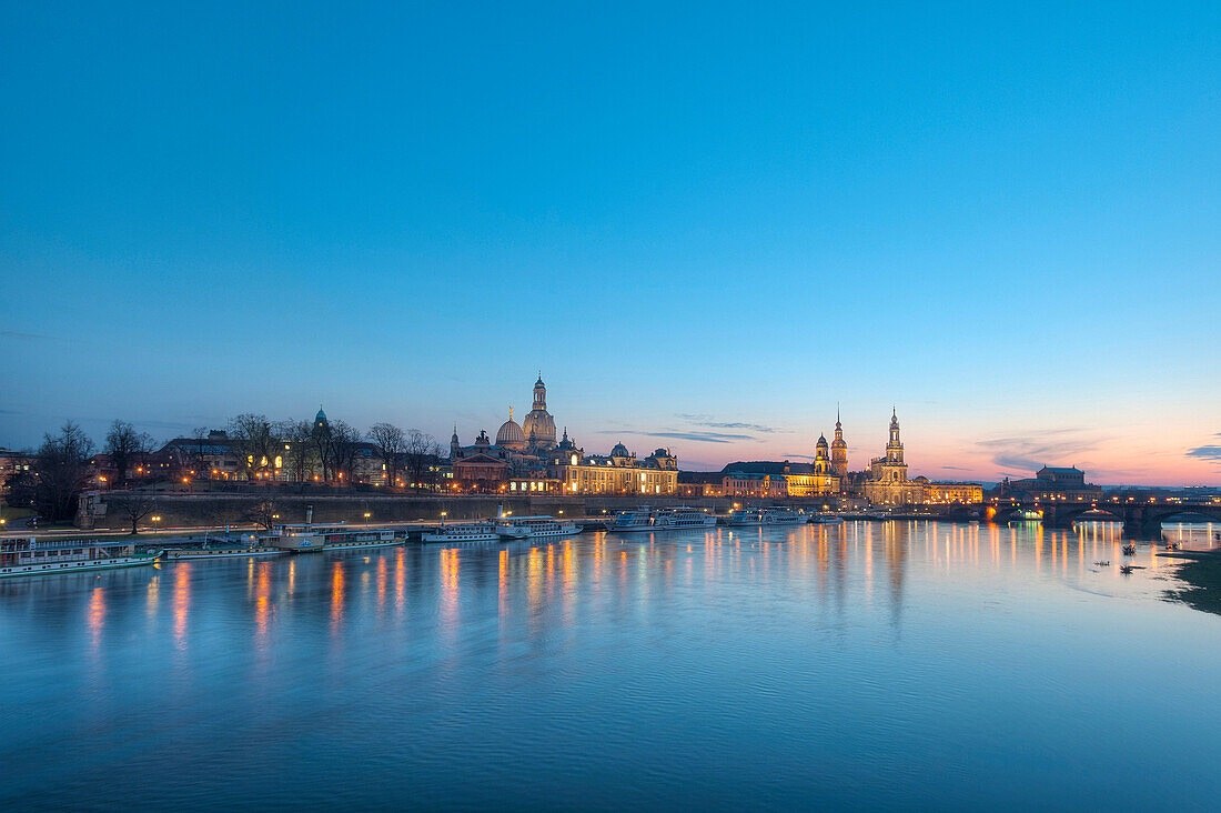 Dresde sur l'Elbe au crépuscule