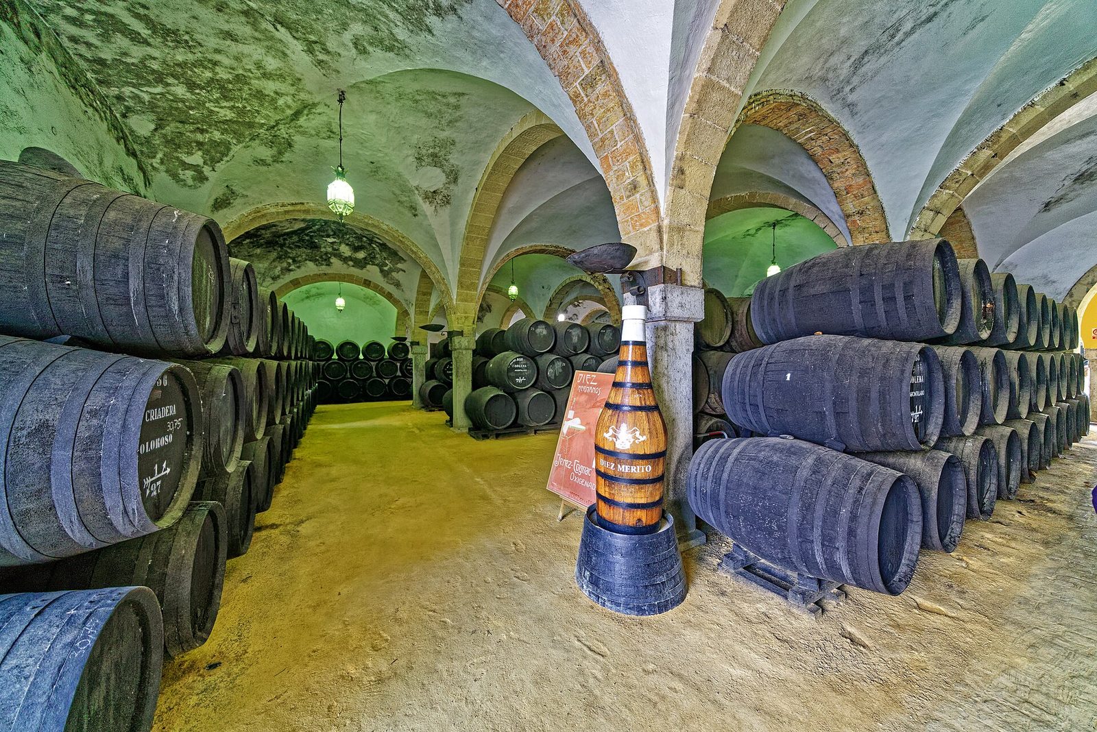 "Eine der ältesten und renommiertesten Weinkellereien der Region". 01