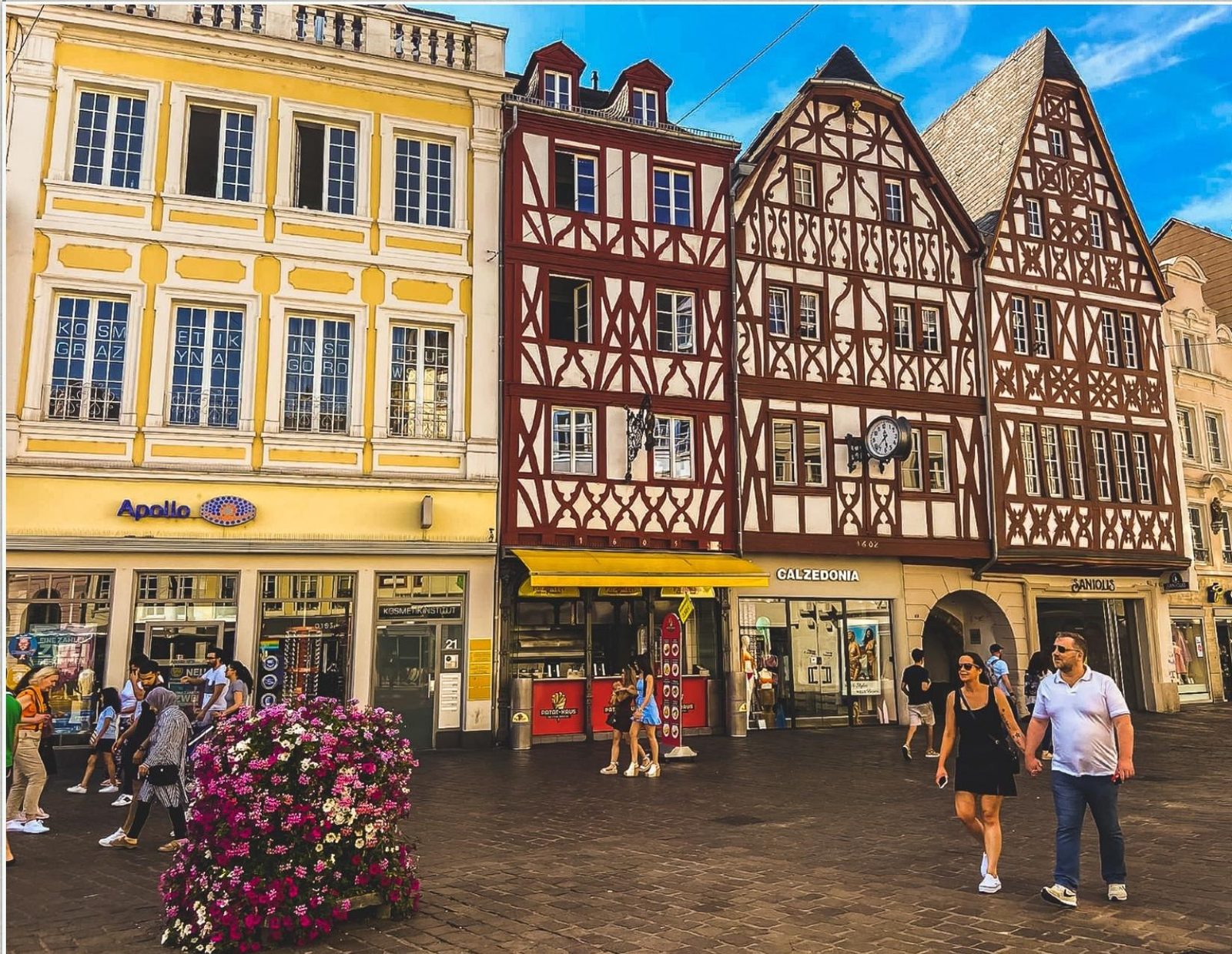 Le Hauptmarkt de Trèves — la Rotes Haus et la vieille ville