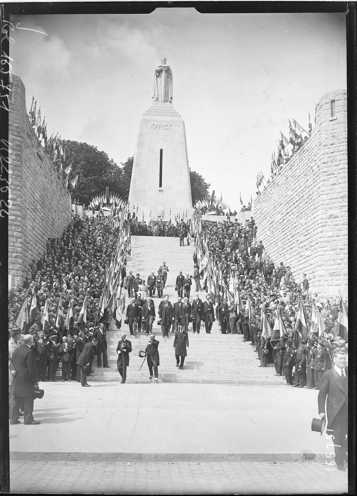 M. Lebrun au monument à la Victoire à Verdun le 6 août 1932 - btv1b53258258g